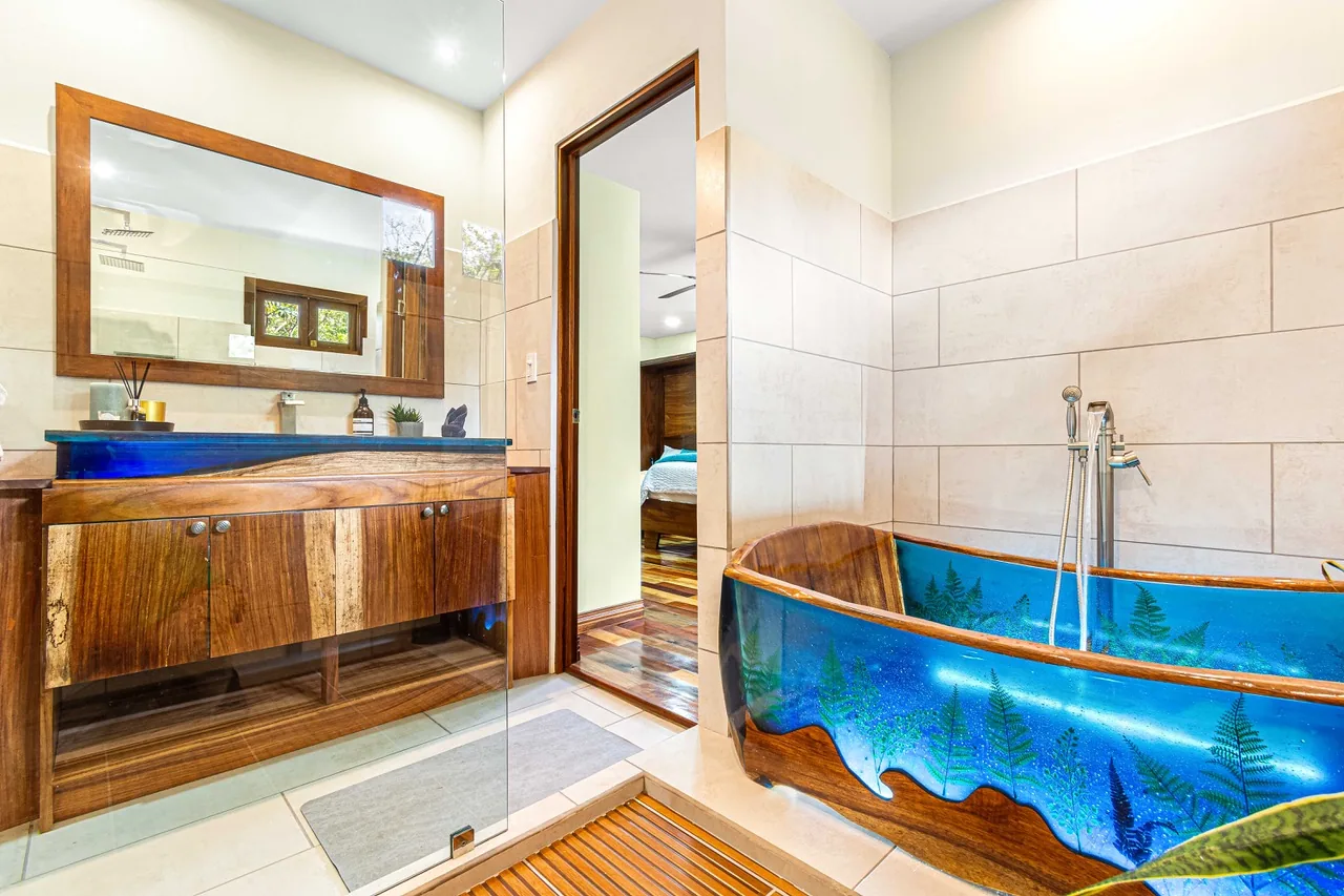 4th level master bed & bath (10)
