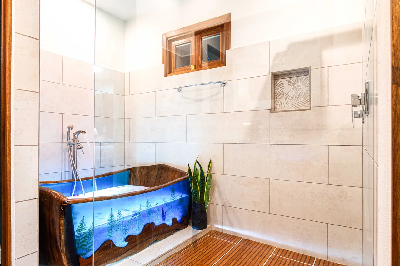 4th level master bed & bath (17)