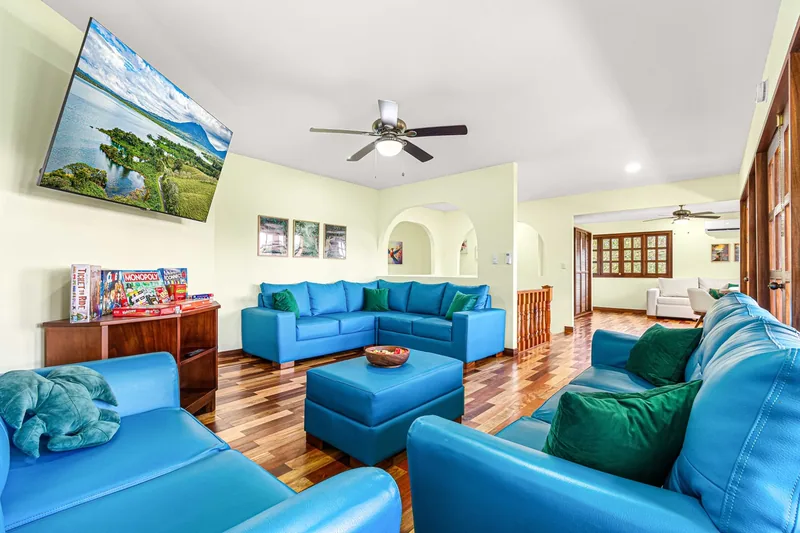 The upstairs sitting room, with the TV used for presentations.